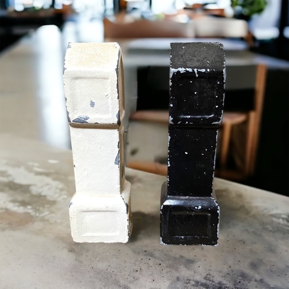 Grandfather Clock Salt and Pepper Shakers - Picture 4 of 5